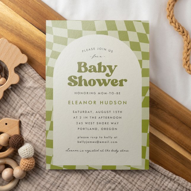 Invitación Baby Shower de tablero de ajedrez verde retro Groo (Baby shower invitation with a retro, groovy, 70s theme. Features a green checkerboard pattern.)