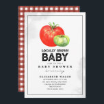 Invitación Baby Shower Gingham Watercolor Invi<br><div class="desc">El mercado rústico de granjeros inspiró un tema de ducha de bebé neutro de género con un tomate rojo y verde sobre fondo blanco con texto negro.  En frente hay gingham roja y blanca.</div>