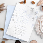 Invitación Baby Shower Purpurina de invierno con copos de nie<br><div class="desc">Abran la temporada con nuestra invitación a la ducha de bebé de invierno,  adornada con delicados copos de nieve azules y falsos purpurinas de plata. El mensaje "Baby,  It's Cold Outside" se presenta elegantemente en caligrafía y tipografía sérica.</div>