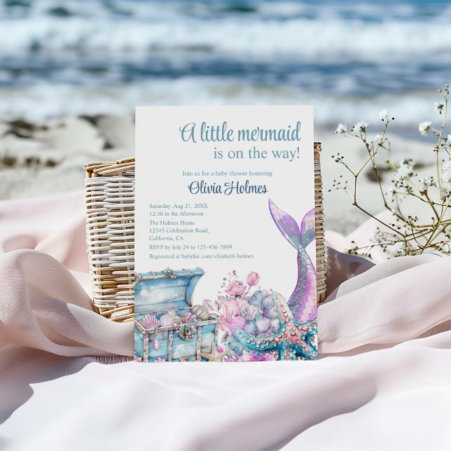 Invitación Baby Shower "Una sirenita está en camino" ("A Little Mermaid is On The Way" Baby Shower Invitation on a sunny beach.)