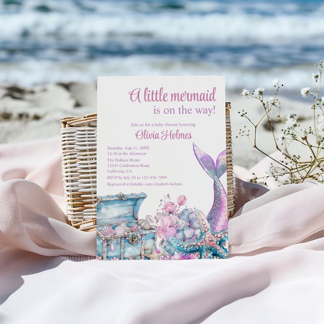 Invitación Baby Shower "Una sirenita está en camino" ("A Little Mermaid is On The Way" Baby Shower Invitation on a sunny beach.)