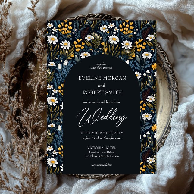 Invitación Baile blanco de moda Boho flores silvestres arco d (Retro groovy flat wild flowers white daisies navy arch wedding invitation)