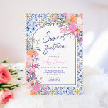 Invitación Baldosas azules italianas acuarela floral Dulce 16<br><div class="desc">Nuestro patrón de cerámica azul inspirado en el estilo italiano-mediterráneo combinado con alegres ilustraciones botánicos de verano de primavera rosado pintados a mano crea una fresca y moderna invitación a la fiesta de cumpleaños Sweet 16 para adolescentes que seguro impresionará. Presenta una forma de arco moderna y un guión de...</div>