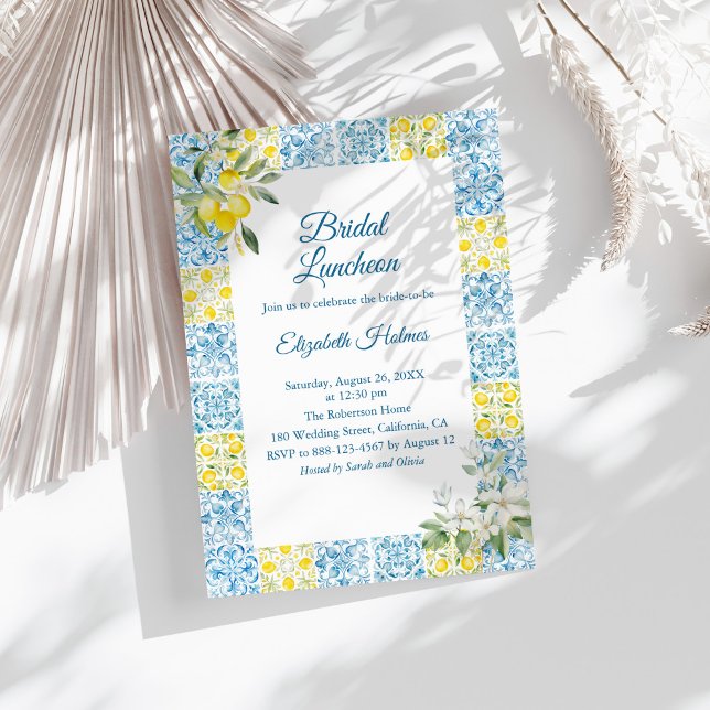 Invitación Baldosas azules mediterráneas y brunch nupcial de  (Mediterranean Blue Tiles and Lemons Bridal Brunch Invitation on a sunny white table.)