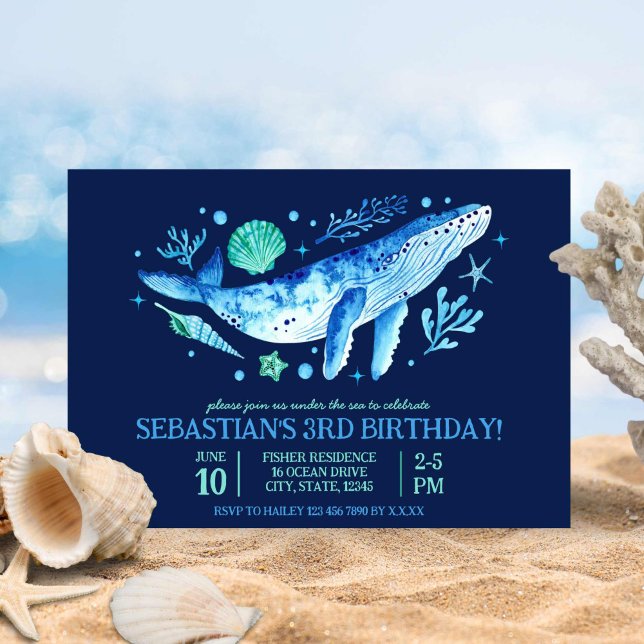 Invitación Ballenas, corales y conchas marinas bajo el mar Az (Whale, Coral & Sea Shells Under the Sea Blue Invitation)