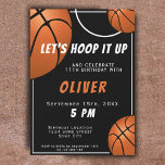 Invitación Baloncesto Ball Fun Deportes Niños Cumpleaños<br><div class="desc">Ball de baloncesto Diversión Deportes Niños Invitación al cumpleaños. El diseño tiene un divertido texto "Vamos a colgarlo" y pelotas de baloncesto sobre un fondo negro. Añade tu información.</div>