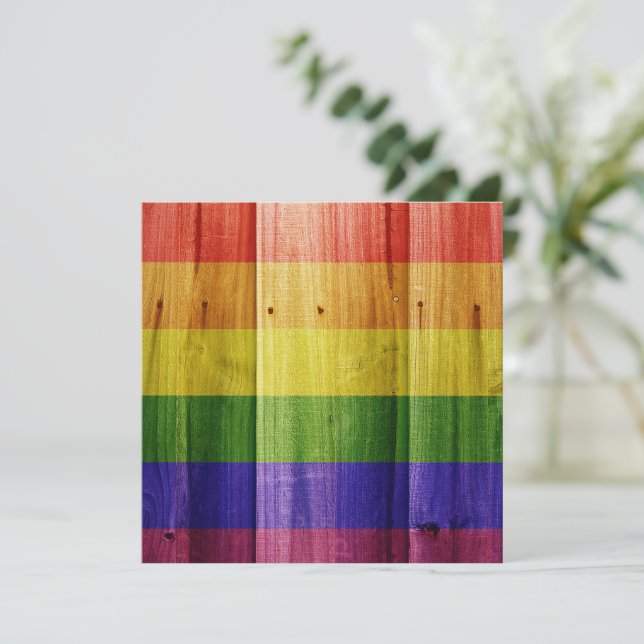 Invitación Bandera del orgullo arcoiris de madera (Anverso de pie)