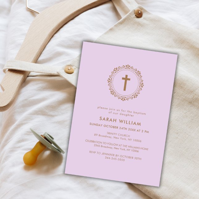 Invitación Baptismo de la corona de cruz clásica morada elega (Purple Elegant Classic Cross Wreath Baptism Invitation)