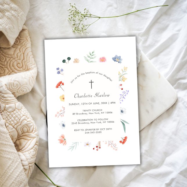 Invitación Baptismo de la cruz del marco floral de Boho Wildf (Boho Wildflower Floral Frame Cross Baptism Invitation)