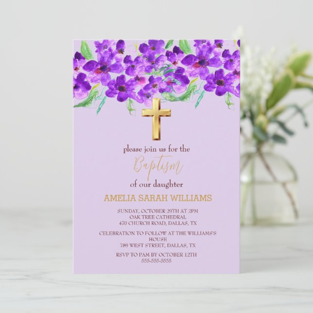 Invitación Baptismo morado de la cruz dorada floral Lilac (Anverso de pie)