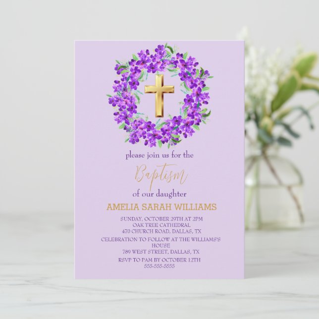 Invitación Baptismo morado de la cruz dorada floral Lilac (Anverso de pie)