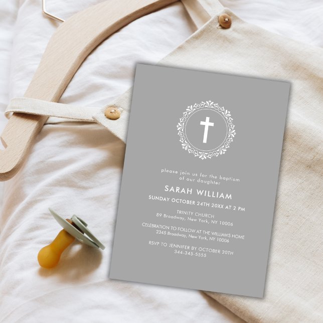 Invitación Baptismo Neutral Elegante de Cruz Clásica (Neutral Elegant Classic Cross Wreath Baptism Invitation)