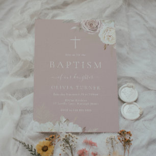 Invitación Baptismo rosa con una mezcla de flores de marfil y