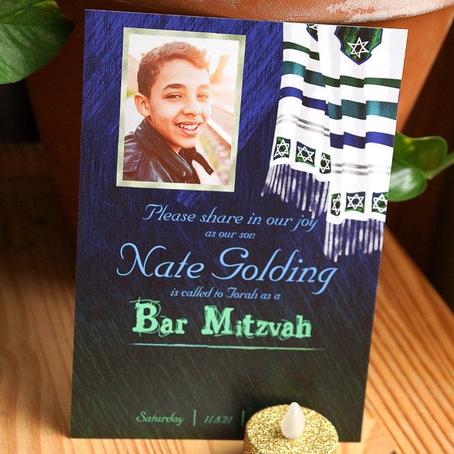 Invitación Bar con iluminación azul y verde Mitzvah Invitació (Dark blue and green bar mitzvah invitation with striped tallit with blue green stripes)