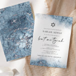 Invitación Bar Mitzvah de Mármol Azul Plateado<br><div class="desc">Esta elegante invitación de bat mitzvah presenta un diseño de borde de acuarela azul claro que imita el mármol veteado con lámina de plata falsa, que se desvanece gradualmente en el fondo blanco. Las palabras "bat mitzvah" aparecen en escritura a mano en gris carbón, con el texto restante en mayúsculas...</div>