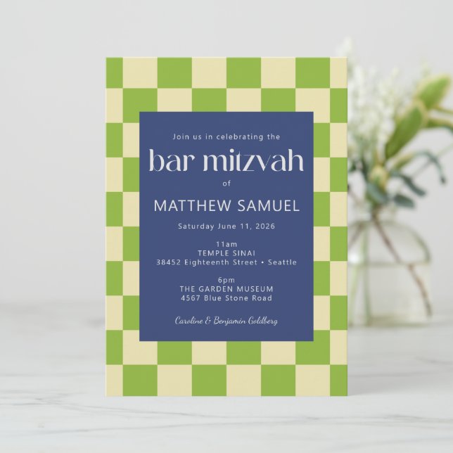Invitación Bar Mitzvah de tablero de ajedrez azul y verde mod (Anverso de pie)