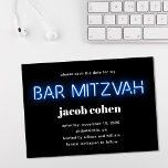 Invitación Bar Mitzvah Luces de Neón Azul Salvar La Fecha<br><div class="desc">El bar moderno de Guay mitzvah salva el anuncio de la fecha con "bar mitzvah" en luces de neón brillantes azules contra un fondo negro.</div>