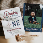 Invitación BARRY Rookie del año Béisbol Primer cumpleaños Inv<br><div class="desc">Esta invitación de novato del año para el primer cumpleaños incluye estrellas azules,  fuentes rojas y gráficos con temas de béisbol con una opción de foto trasera. Esta invitación es la adición perfecta a tu evento de fiesta de primer cumpleaños con tema de béisbol.</div>