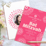 Invitación Bat de coral rosa Mitzvah Foto Audaz Starburst Gro<br><div class="desc">Estar orgulloso, regocijarse y mostrar este hito de su Bat Mitzvah favorito con esta invitación divertida, de moda, divertida y personalizada! Estrellas de David, estrellas de flores de color blanco retro y rosa negro, así como tipografía moderna y audaz de sans serif rosa y blanco, dominan un fondo rosa coral...</div>