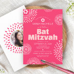 Invitación Bat de coral rosa Mitzvah Foto Starburst Bold Groo<br><div class="desc">Estar orgulloso, regocijarse y mostrar este hito de su Bat Mitzvah favorito con esta invitación divertida, de moda, divertida y personalizada! Estrellas de David, estrellas de flores de color blanco retro y rosa negro, así como tipografía moderna y audaz de sans serif rosa y blanco, dominan un fondo rosa coral...</div>