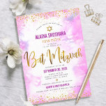 Invitación Bat Mitzvah color de agua rosa Relieve metalizado<br><div class="desc">¡Estén orgullosos, regocijaos y exhiban este hito de su Bat Mitzvah favorito! Envíe este impresionante, moderno, brillante Relieve metalizado de imitación dorado y puntos purpurinas y escritura tipográfica contra un suave fondo de color rosa de agua, invitación personalizada para un evento que recordar. Personalice el texto del personalizado con el...</div>
