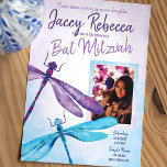 Invitación Bat Mitzvah con ráfaga de violeta y turquesa<br><div class="desc">Invite a los clientes del bat mitzvah con deslumbrantes libélulas moradas y turquesas. La textura color agua morado y turquesa con el purpurina Star of David se verá hermosa con las tarjetas rsvp, sobres, etiquetas y pegatinas a juego. Transfiera fácilmente estas extravagantes libélulas moradas y turquesas a otras cartas y...</div>
