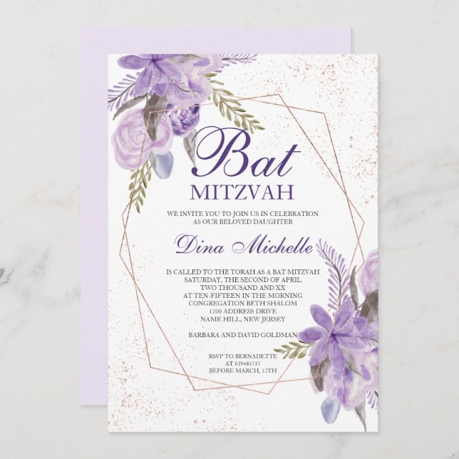 Invitación Bat Mitzvah en rosa oro con flores púrpura en acua (Anverso / Reverso)