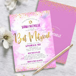 Invitación Bat Mitzvah Gold Purpurina color de agua rosa 2 lu<br><div class="desc">¡Estén orgullosos, regocijaos y exhiban este hito de su Bat Mitzvah favorito! Envíe esta impresionante, moderna y personalizada invitación para un evento que recordar. Sparkly falsos guiones de Relieve metalizado de oro, puntos purpurinas. Estrella de David y escritura tipográfica superponen un fondo de color rosa claro suave. Personalice el texto...</div>