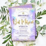 Invitación Bat Mitzvah Gold Purpurina Purple Watercolor 2 Lug<br><div class="desc">¡Estén orgullosos, regocijaos y exhiban este hito de su Bat Mitzvah favorito! Envíe esta impresionante, moderna y personalizada invitación para un evento que recordar. Sparkly falsos guiones de Relieve metalizado de oro, puntos purpurinas. Estrella de David y escritura tipográfica superponen un fondo de color morado claro. Personalice el texto del...</div>