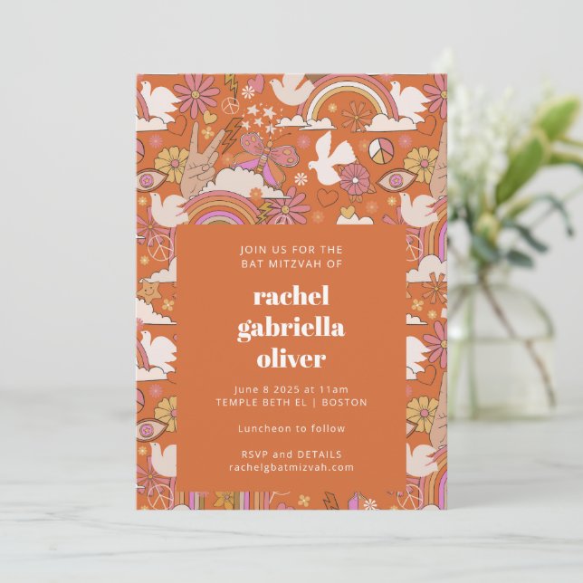 Invitación Bat Mitzvah, Naranja retro hippie de paz de Groovy (Anverso de pie)