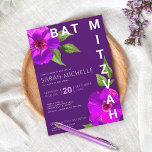 Invitación Bat Mitzvah Negrita Morado Floral acuarela moderna<br><div class="desc">Estar orgulloso, regocijarse y mostrar este hito de su Bat Mitzvah favorito con esta sofisticada y personalizada invitación! Una acuarela floral rosa violeta, impresionante, de moda, con un serif san moderno, domina un fondo de ciruela morada oscuro. Personalice el texto del personalizado con el nombre, fecha y lugar de su...</div>
