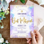 Invitación Bat Mitzvah Relieve metalizado de oro y acuarela m<br><div class="desc">¡Estén orgullosos, regocijaos y exhiban este hito de su Bat Mitzvah favorito! Envíe este impresionante, moderno, brillante Relieve metalizado de imitación dorado y puntos purpurinas y escritura tipográfica contra un suave fondo de color morado, invitación personalizada para un evento que recordar. Personalice el texto del personalizado con el nombre, fecha...</div>
