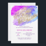 Invitación Bat moderno Mitzvah Azul púrpura<br><div class="desc">Bonito fiesta de la celebración del chica Bat Mitzvah. Grandes letras con acuarela azul color púrpura diseño con trazo de pincel de oro falso. Back tiene el nombre de chica. ¡Impresiona a tus invitados con estas invitaciones!</div>