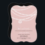 Invitación Bat Rosa Mitzvah Esparce Estrella De David Invitad<br><div class="desc">El Murciélago Rosa Mitzvah Explica La Tarjeta De Invitación Religiosa Star Of David Para Los Chicas. Esta moderna y elegante tarjeta plana de invitación religiosa incluye moda con cuerdas ornamentales ornamentales de barrido de luz en el frente adornadas con una simple estrella de icono del david. Hay muchas variaciones de...</div>