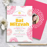 Invitación Bat Rosa Mitzvah Foto Negrita Guay Starburst Groov<br><div class="desc">Estar orgulloso, regocijarse y mostrar este hito de su Bat Mitzvah favorito con esta invitación divertida, de moda, divertida y personalizada! Estrellas de David, estrellas de flores de coral y rosa cálido retro, así como tipografía moderna y audaz de color amarillo rosado caliente y gris oscuro serif, superponen un fondo...</div>