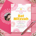 Invitación Bat Rosado Mitzvah Foto Negrita Guay Groovy<br><div class="desc">Estar orgulloso, regocijarse y mostrar este hito de su Bat Mitzvah favorito con esta invitación divertida, de moda, divertida y personalizada! Estrellas de David, estrellas de flores de coral y rosa cálido retro, así como tipografía moderna y audaz de color amarillo rosado caliente y gris oscuro serif, superponen un fondo...</div>