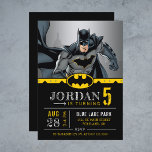 Invitación Batman | Aniversario feliz de Chalkboard<br><div class="desc">¡Celebra con estilo heroico con esta invitación de feliz cumpleaños de Batman! Con Batman en acción junto con tipografía audaz inspirada en el grabado de tipografía de pizarra, este diseño dinámico marca el tono perfecto para un fiesta inolvidable. Personalizable total con los detalles de su evento, es ideal para los...</div>