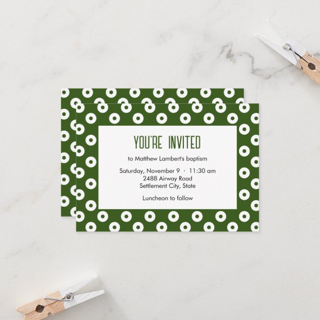 Invitación Bautismo minimalista de puntos de polka verde y bl (Anverso/Reverso In Situ)