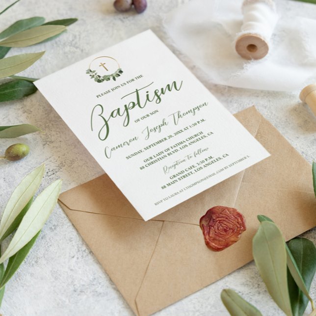 Invitación Bautismo moderno para bebés Motif verde cruzado de (Green white baptism modern wreath with gold cross invitation.)
