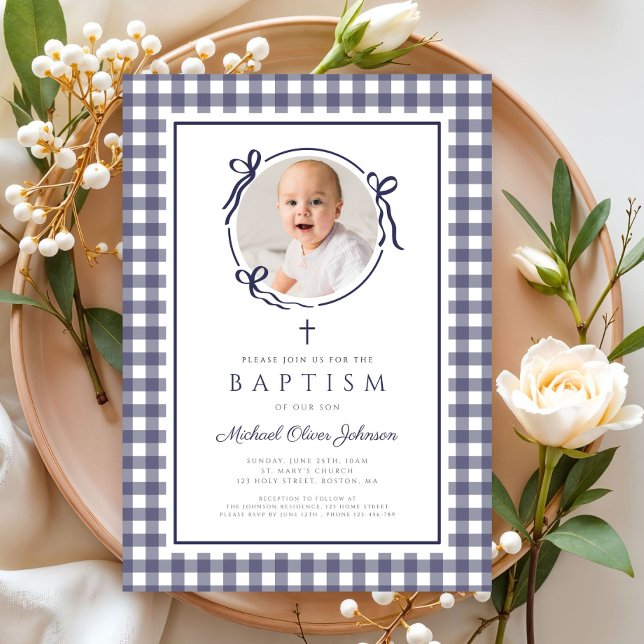 Invitación Bautizo de Niño con Foto de Gingham Azul Moderno (Modern Blue Gingham Photo Boy Baptism Invitation)