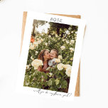 Invitación Be My Flower Girl Photo Propuesta Calligraphy V<br><div class="desc">Pídele a tu amigo o a un miembro de tu familia que sea parte de tu fiesta nupcial con una tarjeta de foto memorable y reflexiva con tu invitación caligráfica "Be My Flower Girl". Orientación vertical.</div>