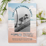 Invitación Beach Vintage Photo 80th Birthday Open House<br><div class="desc">Esta invitación de cumpleaños número 80 a la playa es una manera dulce de celebrar a una dama especial. La parte delantera cuenta con un lugar para una foto vintage con el alegre rumbo de esta dama a los 80 años, frente a un suave fondo de playa que se siente...</div>