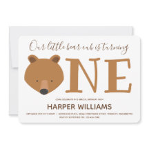 Bear Cub se vuelve un animal lindo primer cumpleañ