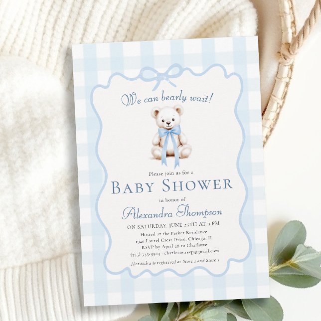 Invitación Bearly Wait Teddy Bow Blue Gingham Baby Shower (bearly wait baby shower invitation traditional classic nursery decor blue gingham teddy bear bow)