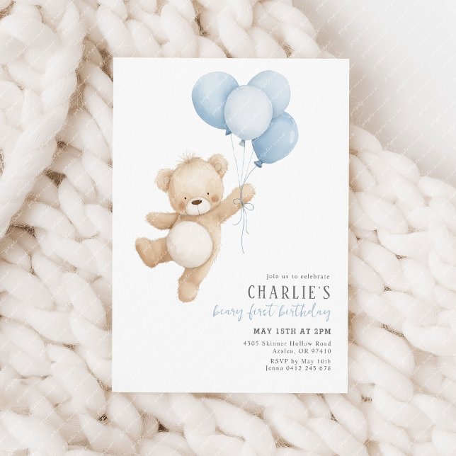 Invitación Beary First Blue Balloon Boy 1er cumpleaños Teddy (Beary 1st Birthday! Boys first birthday invitation with blue balloons and cute teddy bear.)