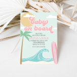 Invitación Bebé a bordo del Baby Shower de la playa de Surf R<br><div class="desc">¡Bebé a bordo! Surfing Beach Baby Shower con olas turquesa y tabla de surf rosa.</div>