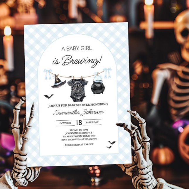Invitación Bebé azul de Halloween está preparando Baby Shower (Blue Halloween Baby is Brewing Gingham Baby Shower Invitation)