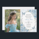 Invitación Bebé Blue Silver Mariposa Sweet 16 Fotos de cumple<br><div class="desc">¡La invitación perfecta para el dulce 16 de tu hija está por fin aquí! El diseño de la moda incluye elegantes acuarelas de rosas de color azul, mariposas dulces y un moderno marco de plata oval. Haga clic en el botón "personalizar adicional" si desea reorganizar y formatear el estilo y...</div>