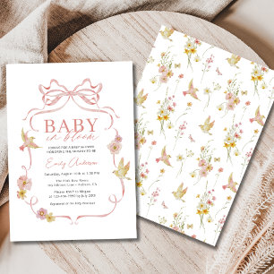 Invitación Bebé chica en una ducha floreciente de coqueta