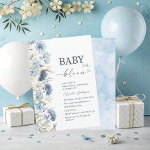 Bebé color agua elegante en flores azules de sangr